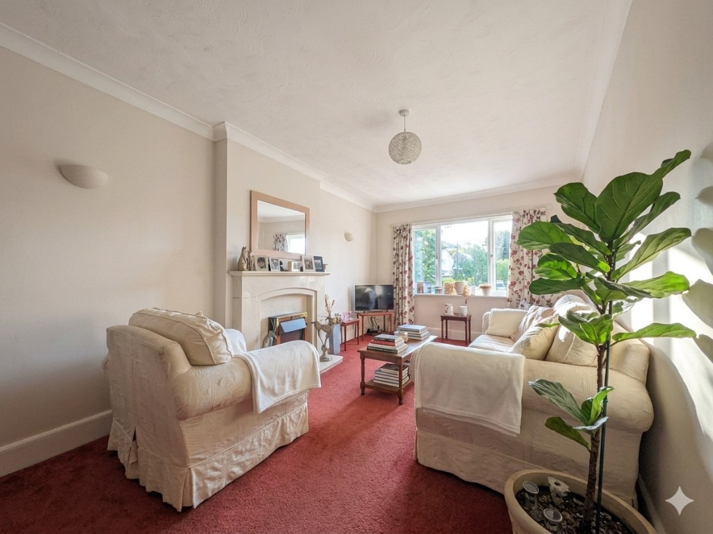 Lot: 117 - FLAT FOR IMPROVEMENT - Living room